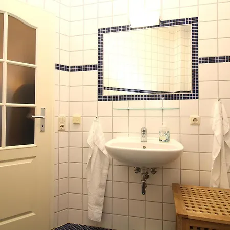 Hermannstrasse 20 3 *